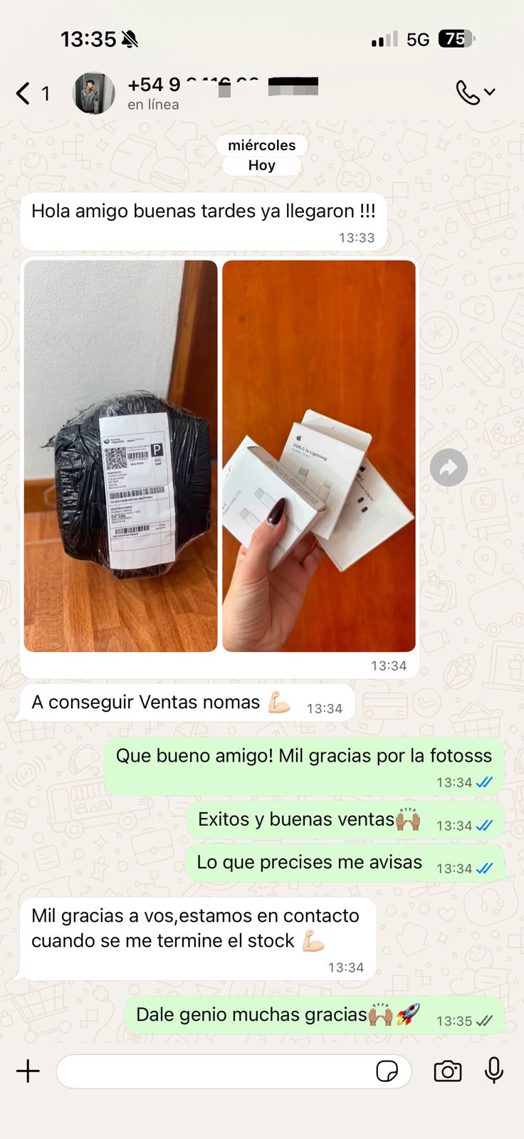 Cliente mostrando los cables USB-C a Lightning recibidos